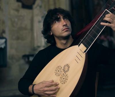 Nicolas Arzimanoglou Mas, theorbe et guitare baroq